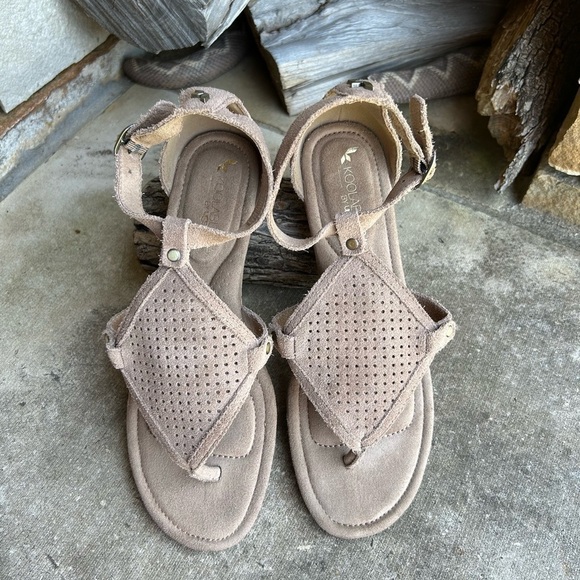 Koolaburra by Ugg Briona wedge sandal in taupe perforated suede Sz-7.5. J - Picture 4 of 11
